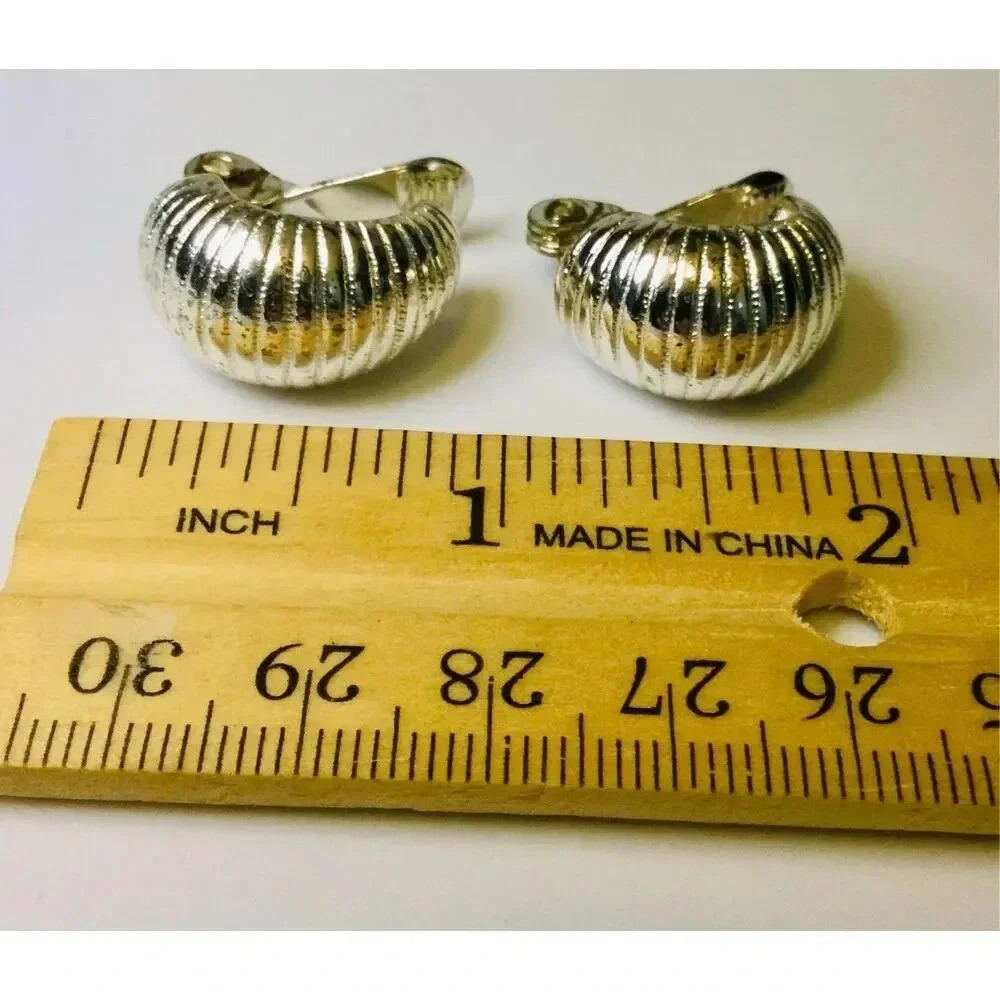 Vintage Womens Silver-Tone Ribbed Magnetic Curved Clip Earrings Fashion Jewelry - Picture 5 of 7